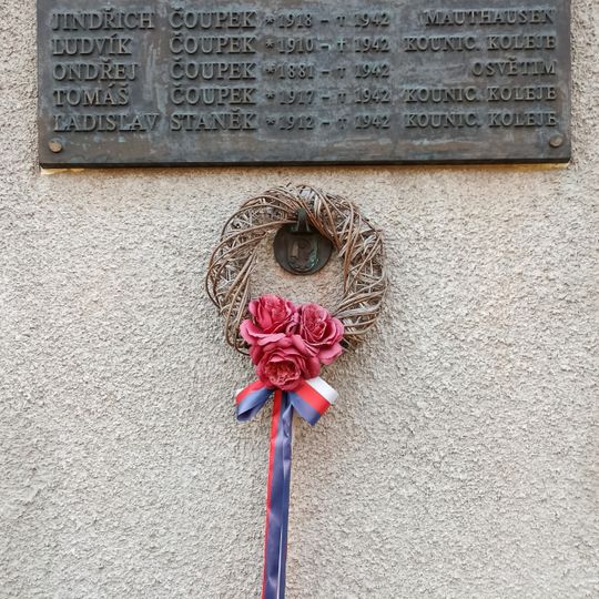 Pamětní deska obětem nacismu v Komíně