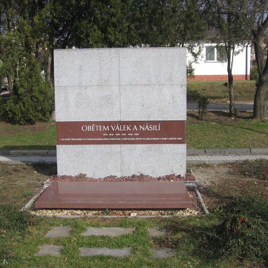 Pomník obětem válek a násilí na Wainerově náměstí v Černovicích
