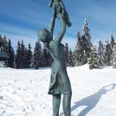 Socha ženy s dítětem