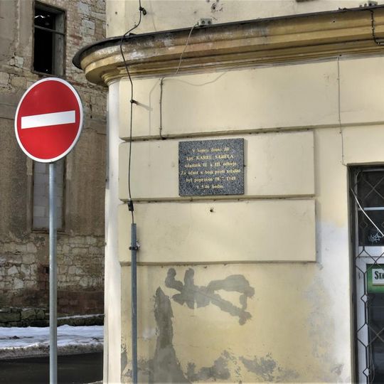 Pamětní deska Karla Sabely na domě Nákladní 397 v Žatci