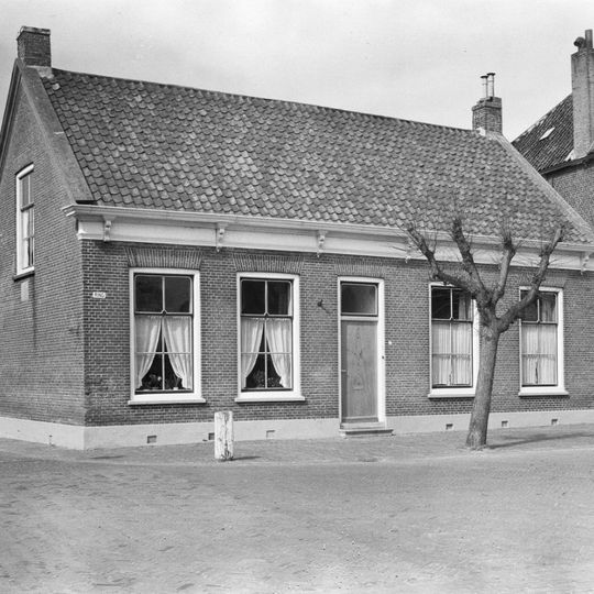 Dorpshuis met langsgevel aan de straat