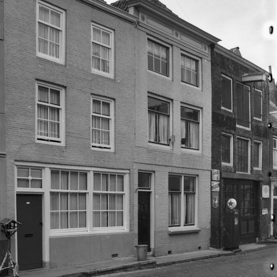 Huis met geverfde rechte gevel