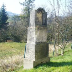 Kaplička naproti restauraci Myslivna ve Staré Olešce (2)