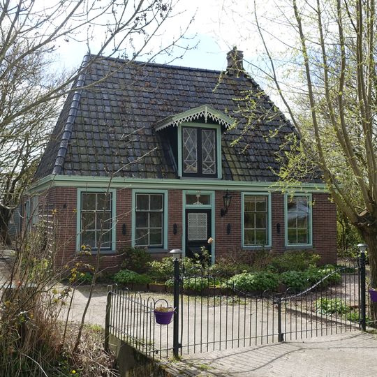 Aardig rechthoekig pandje onder hoog schilddak met hoekschoorstenen en dakkapel