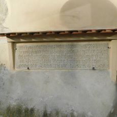 Pamětní deska na východní straně jižního průčelí Rynárecké brány v Pelhřimově