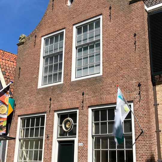 Pand onder zadeldak tegen vernieuwde klokgevel