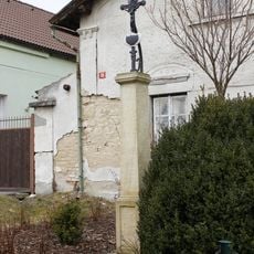Kříž u domu 35 v Chrástu