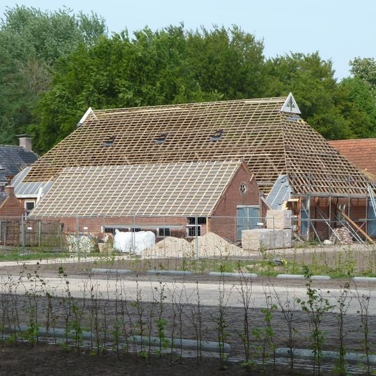 Dwarshuisboerderij met bijschuur