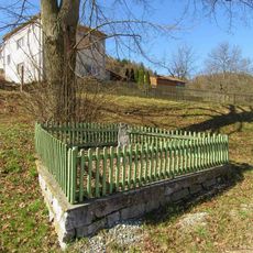 Památný kámen v Komňátce naproti kapli