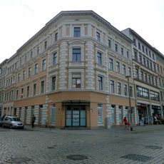 Wohnhaus mit Läden in geschlossener Bebauung, Eckhaus Jakobstraße 43
