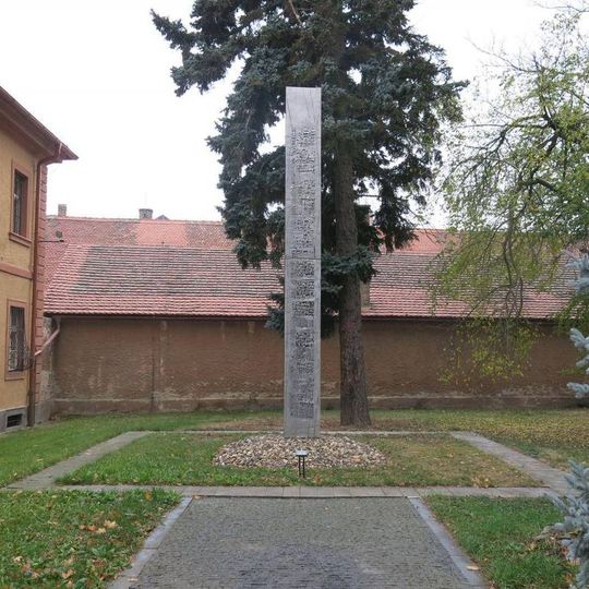 Plastika Stéla pro Terezín v parku u muzea v Malé pevnosti Terezín