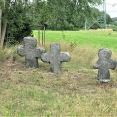 Smírčí kříže naproti domu Nádražní 484 v Lokti