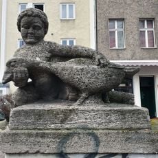 Pfostenfigur Putto mit Gans als Brückenabschluss