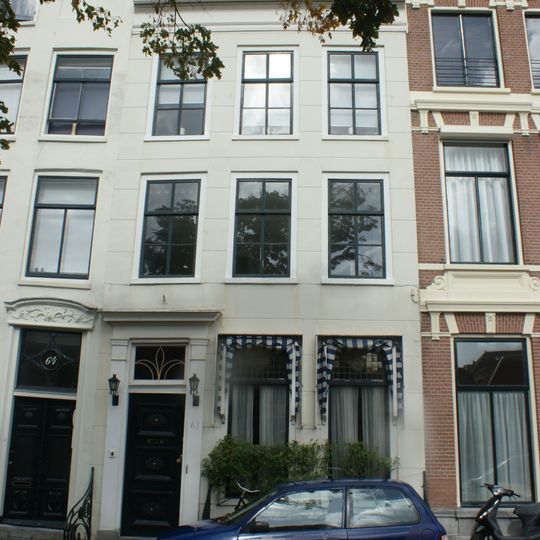 Pand met gepleisterde gevel met rechte kroonlijst, houten deuromlijsting en empire deur