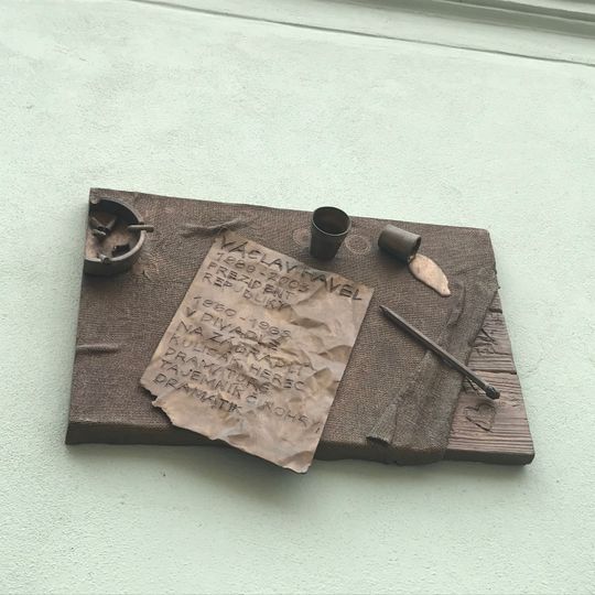 Pamětní deska Václava Havla na divadle Na Zábradlí v Praze