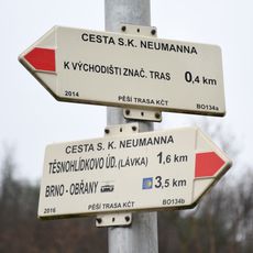 Rozcestník v Bílovicích nad Svitavou u železniční zastávky