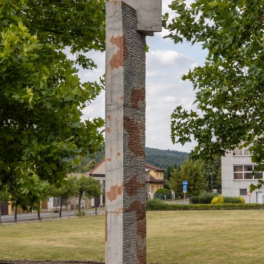 Plastika Velký divák na Cestě mramoru v Dobřichovicích