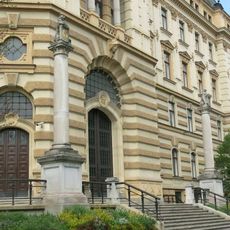 Sloupy se sochami lvů před Krajským soudem v Brně