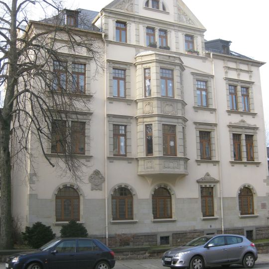 Pfarr- und Gemeindehaus mit Vorgarten Chopinstraße 42