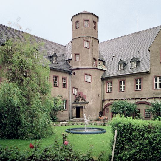Sachgesamtheit Schloss Pfaffroda, bestehend aus den Einzeldenkmalen: ehemalige Schlosskirche sowie Kirchhofsmauer und alte Grabsteine sowie Schloss (Am Schloßberg 8, meh