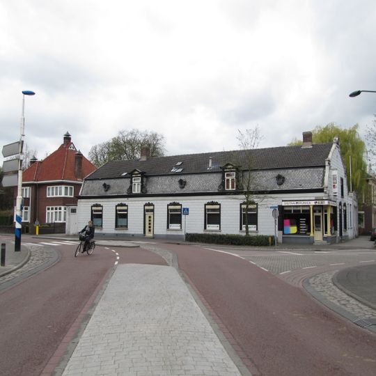 Dubbel woonhuis met winkel