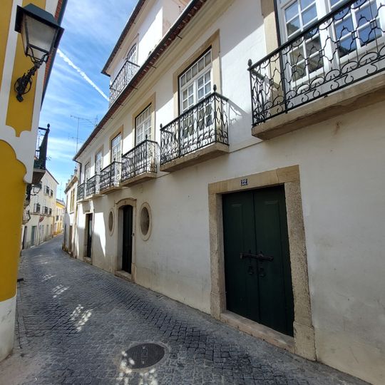 Casa na Rua Grande , 24 e 26
