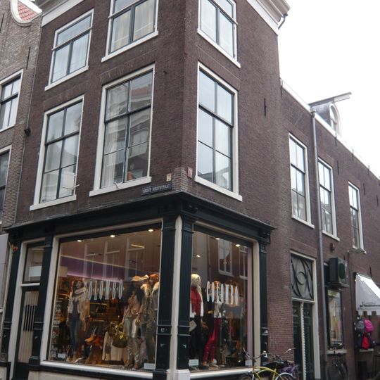 Pand met gepleisterde lijstgevel