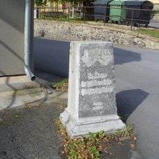 Pomník nejasného účelu u domu 10 v Kamýku