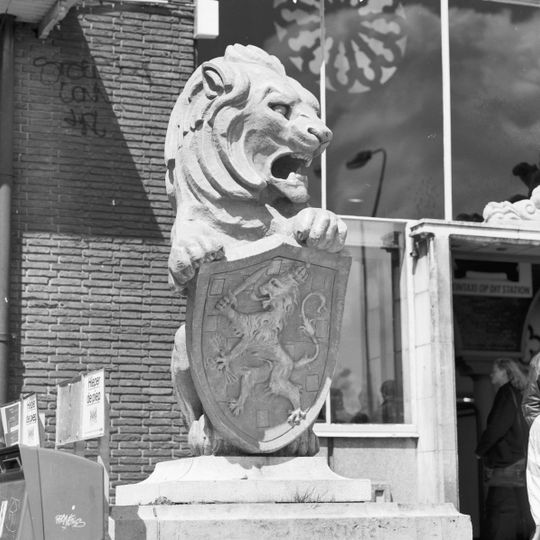 Twee Leeuwenbeelden NS Station