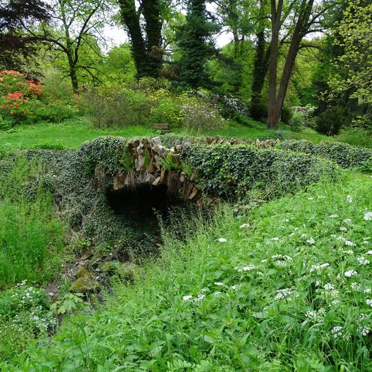 Mostek přes Janovický potok severovýchodně od zámku Vrchotovy Janovice