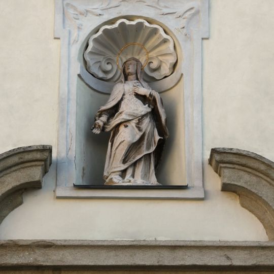 Socha Panny Marie nad portálem kláštera v Nových Hradech