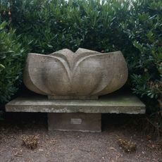 Kamenná plastika Květ na Šaldově náměstí v Liberci