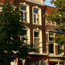 Pand met lijstgevel met stucversieringen boven de vensters