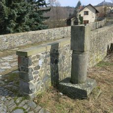 Milník u kamenného mostu v Čermné