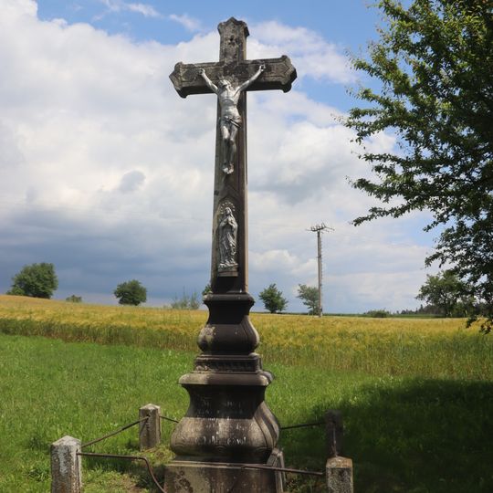 Kříž na severním okraji Lomů