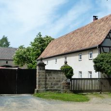 Scheune und Toreinfahrt eines Bauernhofes Am Anger 15