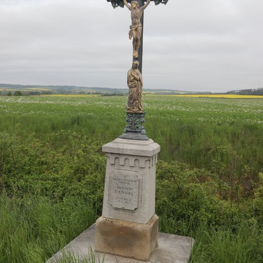 Kříž u silnice 152 u Rácovic