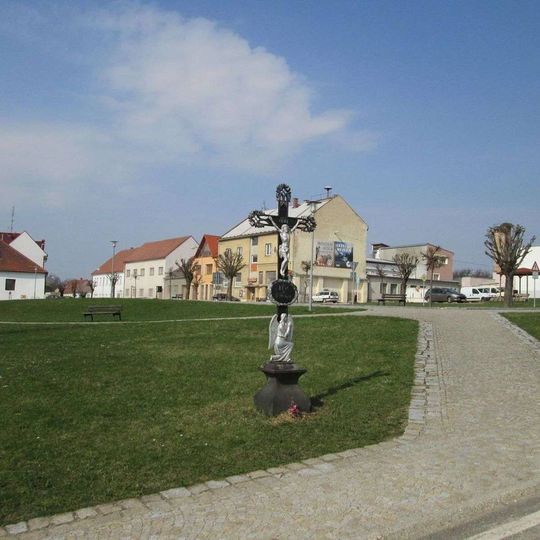 Kříž v Deštné na náměstí