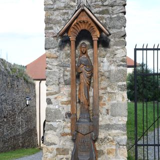 Dřevěná socha Madonny s dítětem u třebíčského zámku