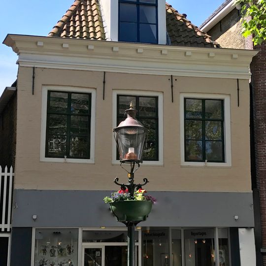 Pand onder zadeldak met hoog voorschild en topschoorsteen