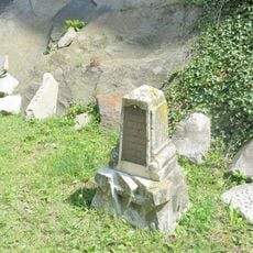 Pomník Leopolda Mazáče na hradě Pernštejn