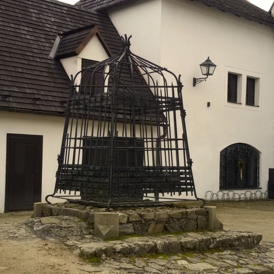 Kašna na nádvoří hradu v Nových Hradech