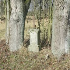 Kříž u silnice poblíž domu 46 v Království