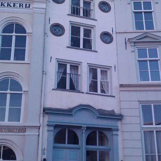 Pand, mogelijk uit 17e eeuw, met 19e-eeuwse winkelpui