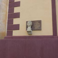 Pamětní deska sochaři Brokofovi na kostele v Jirkově