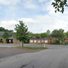 Sachgesamtheit Rittergut Bräunsdorf, später Waisen- und Korrektionsanstalt, mit folgenden Einzeldenkmalen: ehemaliges Rittergut, bestehend aus Kuhstall (Nr. 26), Pferde- und Schweinestallgebäude (westl. Gebäude), Scheune (westl. des Gutes), Braue