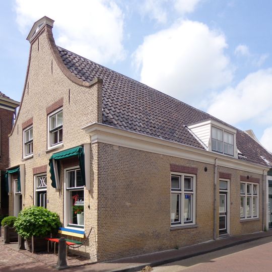 Pand met zadeldak tussen tuitgevels