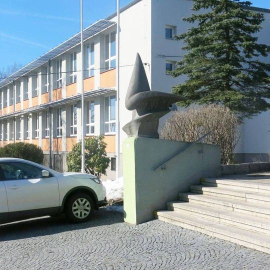 Kovová plastika Racek u střední školy v Dvorské ulici