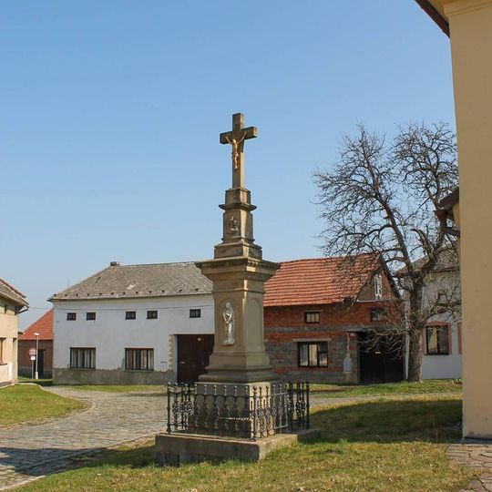 Kříž v Těšicích  na vedle kaple
