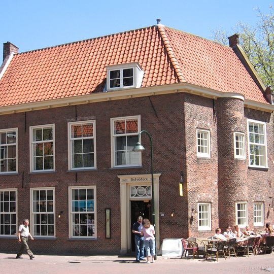 "De Gouden Arck", pand op geknikte plattegrond. Zadeldak tussen puntgevels, waarvan de zuidelijke voluutconsoles heeft. Vensters met geblokte ontlastingsbogen.